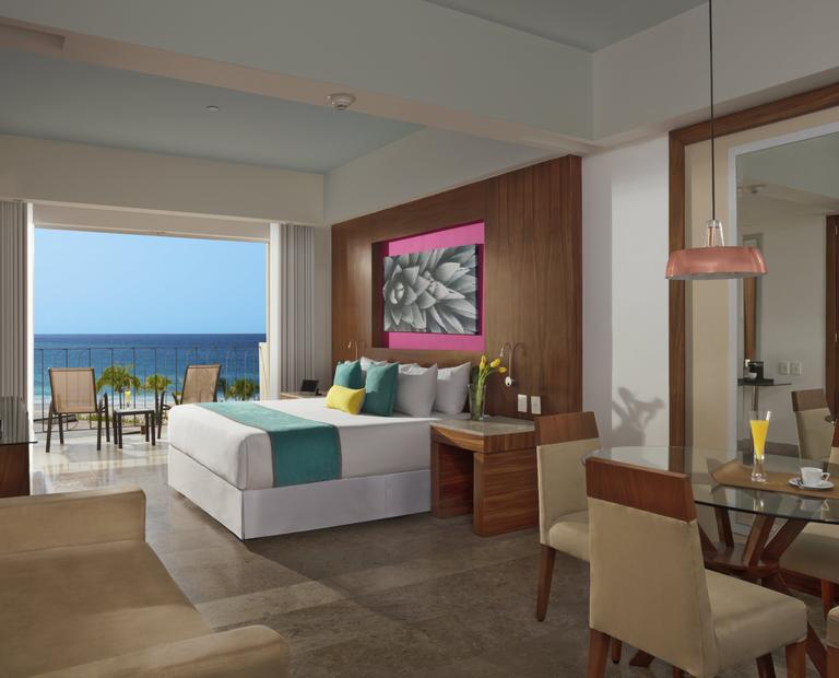 Junior suite ocean view king bed Hotel Krystal Grand® Los Cabos Junior suite ocean view king bed Hotel Krystal Grand® Los Cabos