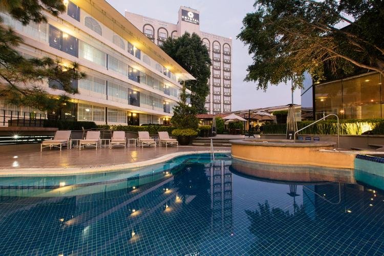 Piscina Hotel Krystal® Satélite María Bárbara Ciudad de México Piscina Hotel Krystal® Satélite María Bárbara Ciudad de México