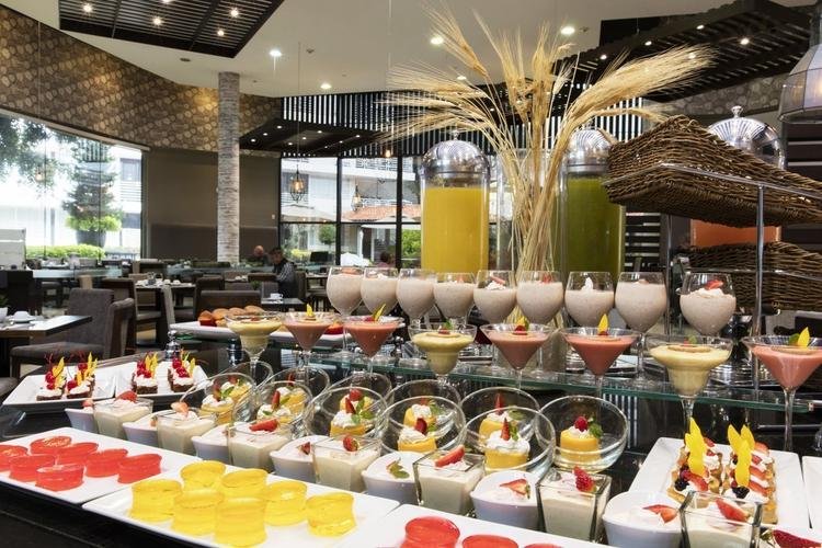 Bufet Hotel Krystal® Satélite María Bárbara Ciudad de México Bufet Hotel Krystal® Satélite María Bárbara Ciudad de México