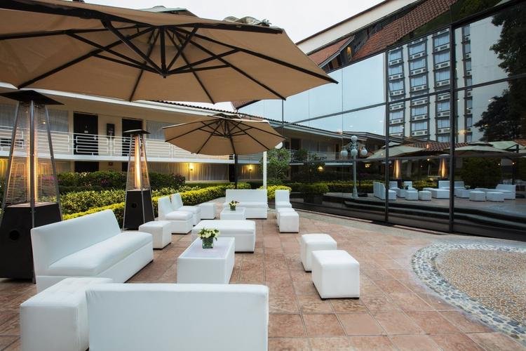 Patio Hotel Krystal® Satélite María Bárbara Ciudad de México Patio Hotel Krystal® Satélite María Bárbara Ciudad de México
