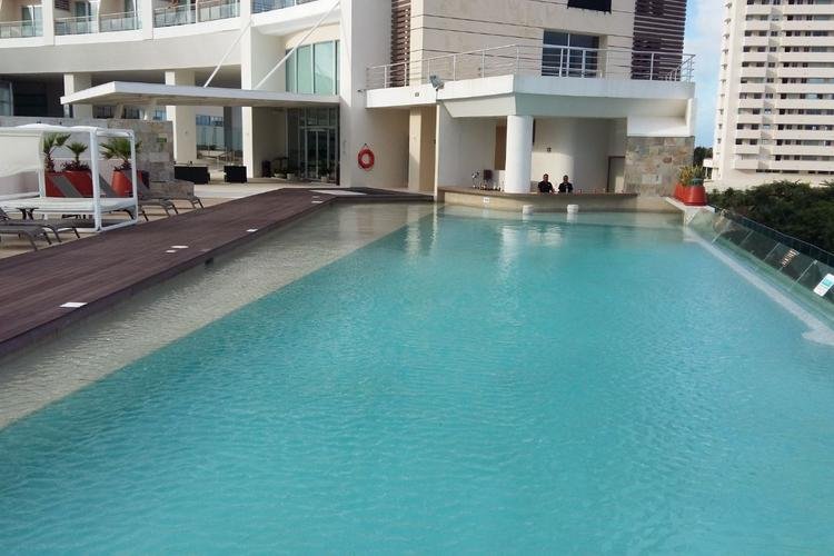 Piscina Hotel Krystal Urban Cancún & Beach Club Piscina Hotel Krystal Urban Cancún & Beach Club
