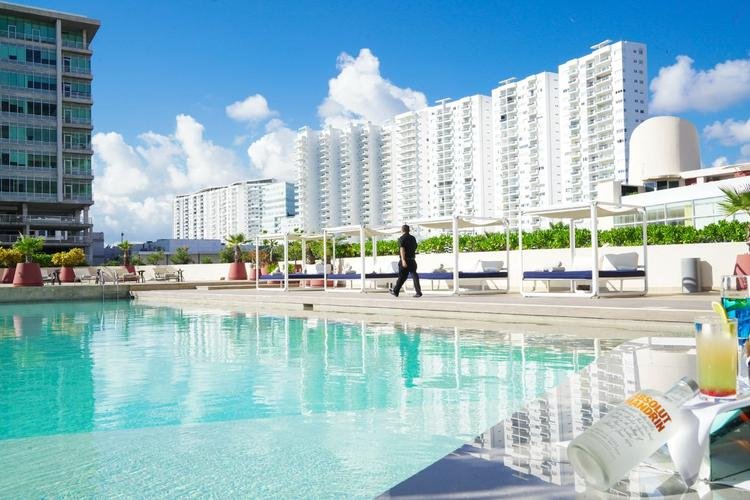 Piscina Hotel Krystal Urban Cancún & Beach Club Piscina Hotel Krystal Urban Cancún & Beach Club