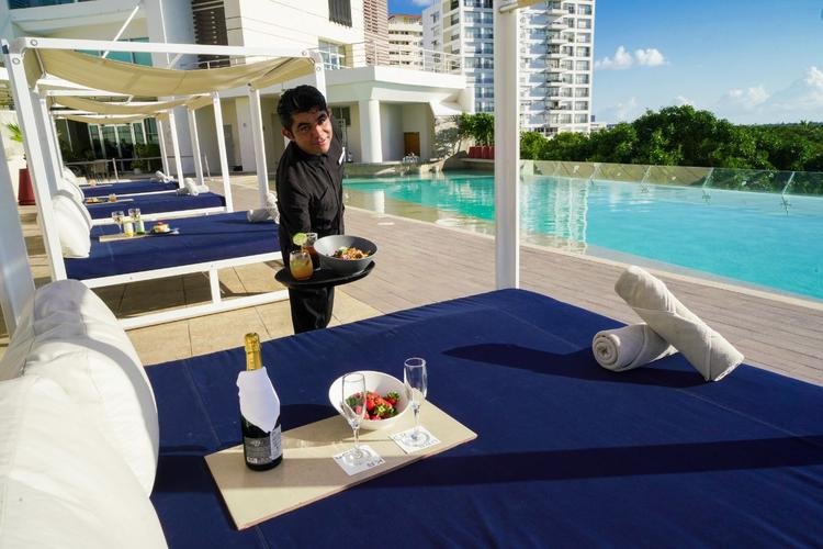 Piscina Hotel Krystal Urban Cancún & Beach Club Piscina Hotel Krystal Urban Cancún & Beach Club